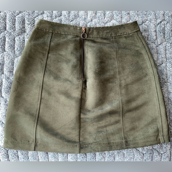 NWOT Old Navy Suede Zip Up Mini Skirt Olive Green sz 4 - Picture 2 of 3
